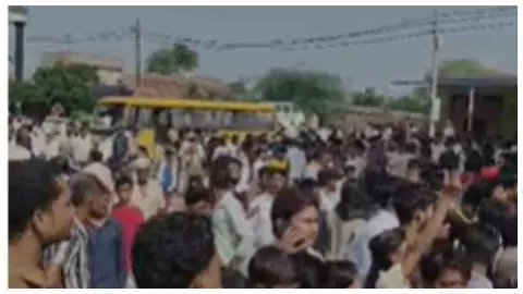 Mathura News: स्कूल बस की चपेट में आने से 5 वर्षीय मासूम की मौत, ग्रामीणों ने हाईवे किया जाम