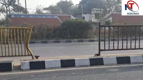 Hapur News: हाईवे की सुरक्षा पर चोरों का हमला! NH-9 से गायब हो रही रेलिंग, कट रहीं स्टील बैरियर Hapur News: हाईवे की सुरक्षा पर चोरों का हमला! NH-9 से गायब हो रही रेलिंग, कट रहीं स्टील बैरियर