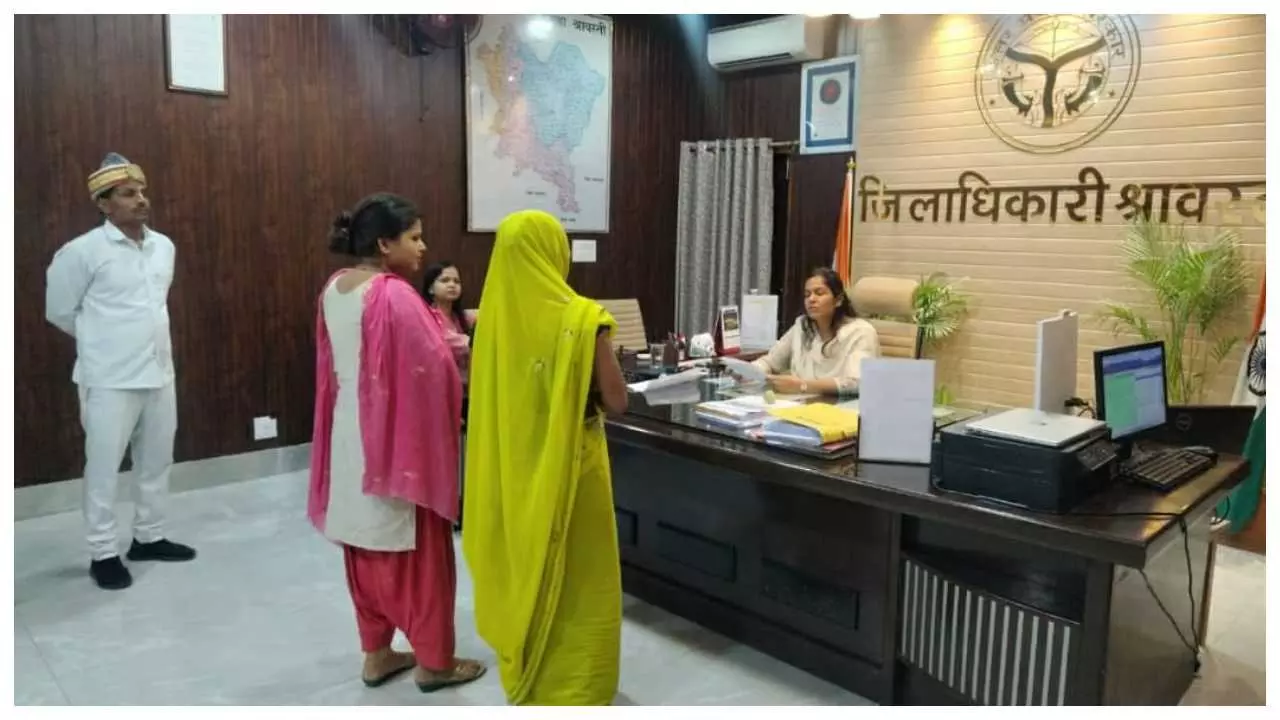 DM and SP listen to peoples problems, timely action instructions at Janata Darshan DM and SP listen to peoples problems, timely action instructions at Janata Darshan