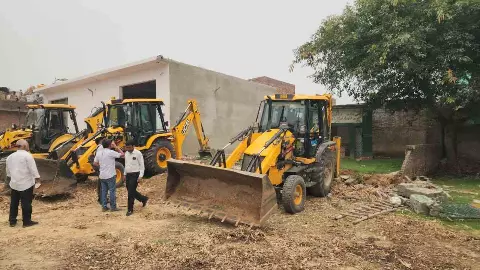 संभल में गरजा योगी का बुलडोजर! जमींदोज हुए अवैध मजार-ईदगाह, छावनी बना इलाका संभल में गरजा योगी का बुलडोजर! जमींदोज हुए अवैध मजार-ईदगाह, छावनी बना इलाका