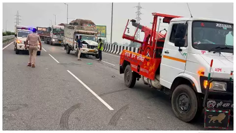 Hapur News : NH-9 पर मौत बनकर दौड़ी तेज रफ्तार पिकअप, ट्रैक्टर को मारी टक्कर; दो किसानों की मौत, एक घायल