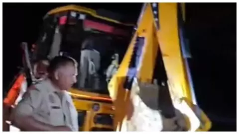 Large midnight administration action in Jalesar, JCB seizes illegal mining