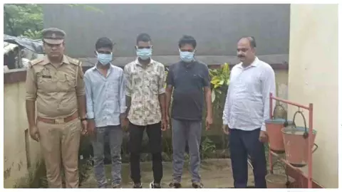 Maharajganj News: साइबर ठगी गिरोह का भंडाफोड़, तीन गिरफ्तार, 89 सिम कार्ड बरामद Maharajganj News: साइबर ठगी गिरोह का भंडाफोड़, तीन गिरफ्तार, 89 सिम कार्ड बरामद