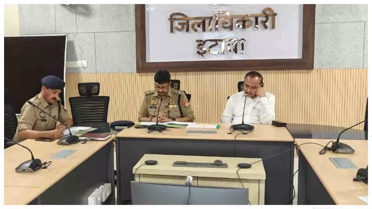 Etawah News: सड़क हादसों पर लगेगी लगाम, डीएम-एसएसपी ने दिए सुरक्षा के सख्त निर्देश Etawah News: सड़क हादसों पर लगेगी लगाम, डीएम-एसएसपी ने दिए सुरक्षा के सख्त निर्देश