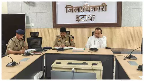 Etawah News: सड़क हादसों पर लगेगी लगाम, डीएम-एसएसपी ने दिए सुरक्षा के सख्त निर्देश Etawah News: सड़क हादसों पर लगेगी लगाम, डीएम-एसएसपी ने दिए सुरक्षा के सख्त निर्देश