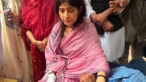 Shorts Video: दिल्ली में पुलिस लाठीचार्ज के घायल से मिलीं डिंपल यादव