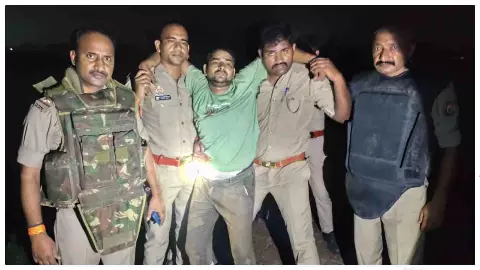 Azamgarh News :दोहरी हत्याकांड का 50 हजार का इनामी आरोपी पुलिस मुठभेड़ में घायल अवस्था में गिरफ्तार
