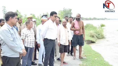 Lakhimpur kheri News: शारदा नदी कटान प्रभावित गांव पहुंचे डीएम, राहत कार्यों में तेजी के निर्देश Lakhimpur kheri News: शारदा नदी कटान प्रभावित गांव पहुंचे डीएम, राहत कार्यों में तेजी के निर्देश