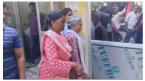 Female clerk of DPRO office arrested for taking bribe in Lakhimpur Kheeri Female clerk of DPRO office arrested for taking bribe in Lakhimpur Kheeri