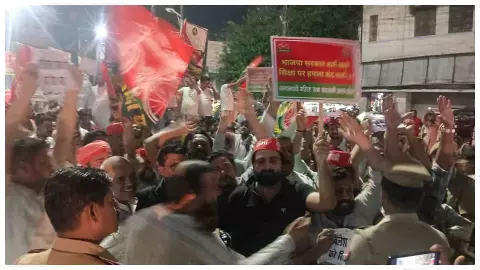 Barabanki : अखिलेश गिरफ्तारी पर सपा का शक्ति प्रदर्शन! बाराबंकी में छाया चौराहा जाम, जमकर नारेबाजी