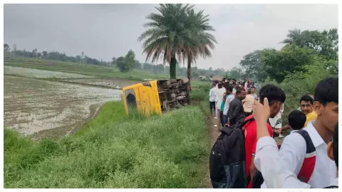 Sonbhadra बच्चों से भरी स्कूल बस पलटी, कई बच्चे चोटिल, शीशे तोड़कर निकाले गए छात्र, टला बड़ा हादसा Sonbhadra बच्चों से भरी स्कूल बस पलटी, कई बच्चे चोटिल, शीशे तोड़कर निकाले गए छात्र, टला बड़ा हादसा