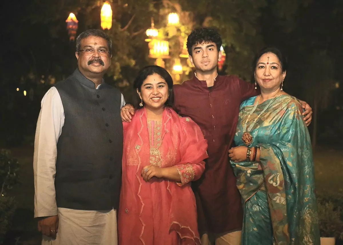 धर्मेंद्र प्रधान के खूब ठाट-बाट! 12 किलो चांदी, आधा किलो से ज्यादा सोना, जानें पूरी सम्पत्ति धर्मेंद्र प्रधान के खूब ठाट-बाट! 12 किलो चांदी, आधा किलो से ज्यादा सोना, जानें पूरी सम्पत्ति