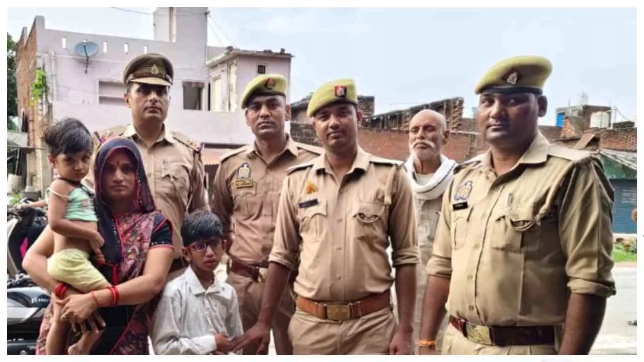 Etawah News: इटावा के बकेवर थाना पुलिस ने घर से लापता 8 वर्षीय बालक को त्वरित कार्रवाई कर सकुशल बराम Etawah News: इटावा के बकेवर थाना पुलिस ने घर से लापता 8 वर्षीय बालक को त्वरित कार्रवाई कर सकुशल बराम