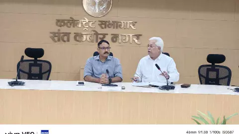 Sant Kabir Nagar News: डीएम ने की पीएम आदर्श ग्राम योजना की समीक्षा, सत्यापन के निर्देश