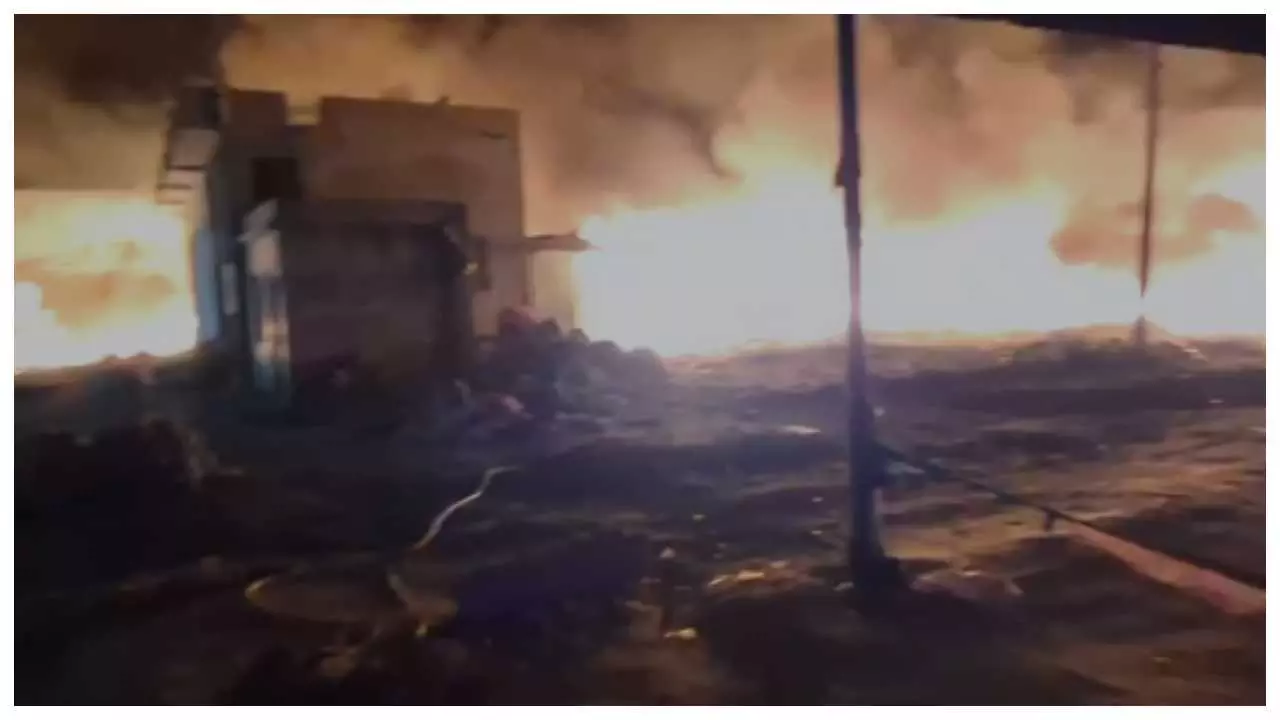Massive fire in 30 warehouses of old clothes, loss of crores
