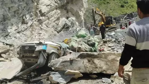 हिमाचल में कुदरत का भयानक कहर, पांगी में चलती सूमो कार पर गिरा पहाड़, 13 यात्रियों की दर्दनाक मौत हिमाचल में कुदरत का भयानक कहर, पांगी में चलती सूमो कार पर गिरा पहाड़, 13 यात्रियों की दर्दनाक मौत