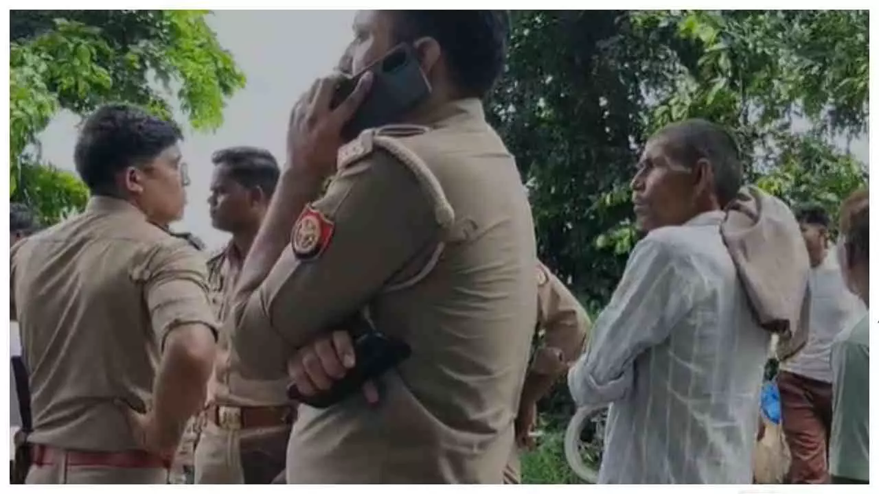 Aligarh News: बजरी के मौत के ट्रक ने ली एक और जान, शिवाला पुल पर 20 मीटर घसीटा युवक Aligarh News: बजरी के मौत के ट्रक ने ली एक और जान, शिवाला पुल पर 20 मीटर घसीटा युवक