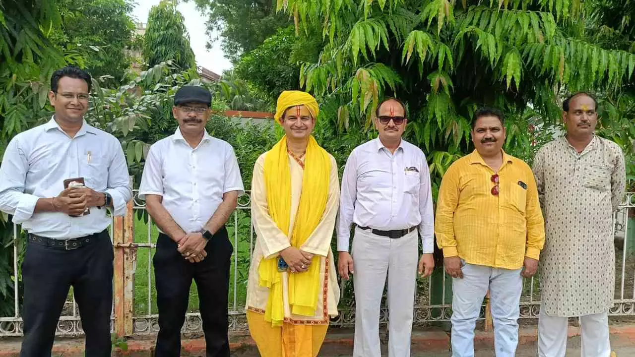 Mathura News: शौकत अली के बयान पर संतों में आक्रोश, दिनेश फलाहारी महाराज ने की निंदा