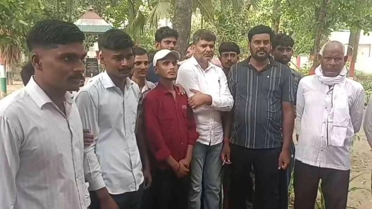 Pilibhit News: सड़क निर्माण की मांग को लेकर ग्रामीणों ने डीएम से लगाई गुहार