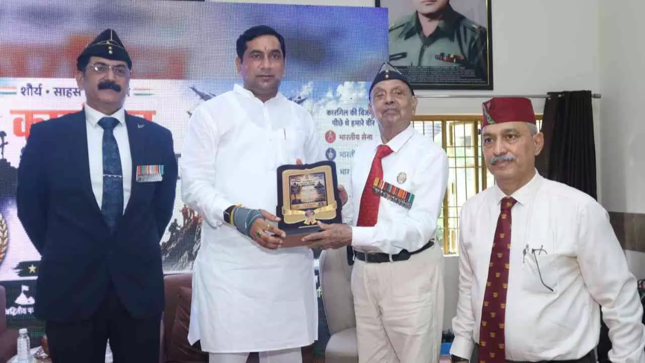 Meerut News: कारगिल के वीरों को नमन: मेरठ में श्रद्धांजलि, 21 वीर नारियों और पूर्व सैनिकों का सम्मान Meerut News: कारगिल के वीरों को नमन: मेरठ में श्रद्धांजलि, 21 वीर नारियों और पूर्व सैनिकों का सम्मान