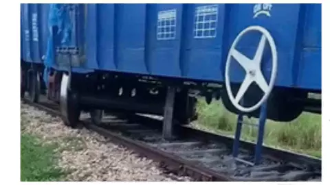 Amethi News: मालगाड़ी के सात वैगन पटरी से उतरे, समय रहते टला बड़ा रेल हादसा Amethi News: मालगाड़ी के सात वैगन पटरी से उतरे, समय रहते टला बड़ा रेल हादसा
