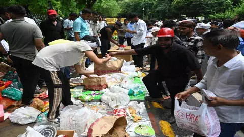 जंतर-मंतर तक कौन पहुंचा रहा खाना? कचरे के डिब्बे से मिला बड़ा सुराग, पुलिस ने किया सप्लाई नेटवर्क का पर्दाफाश!