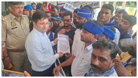 Chitrakoot News: भीम आर्मी चित्रकूट ने पेपर लीक व जंतर-मंतर लाठीचार्ज पर राष्ट्रपति को ज्ञापन सौंपा Chitrakoot News: भीम आर्मी चित्रकूट ने पेपर लीक व जंतर-मंतर लाठीचार्ज पर राष्ट्रपति को ज्ञापन सौंपा