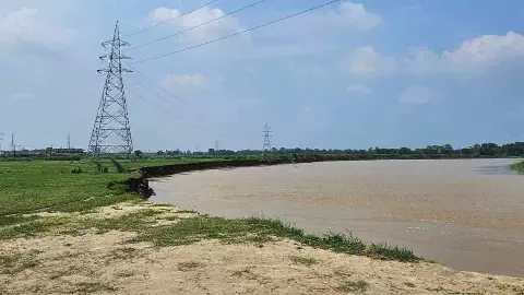 Siddharthnagar News: राप्ती नदी के कटान से हाईटेंशन बिजली टावर पर संकट, हजारों घरों की बिजली पर खतरा Siddharthnagar News: राप्ती नदी के कटान से हाईटेंशन बिजली टावर पर संकट, हजारों घरों की बिजली पर खतरा