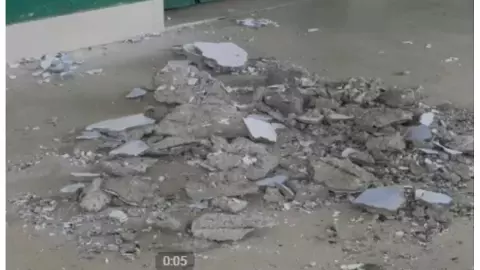 Roof plaster falls, five children injured at primary school in Soron Roof plaster falls, five children injured at primary school in Soron