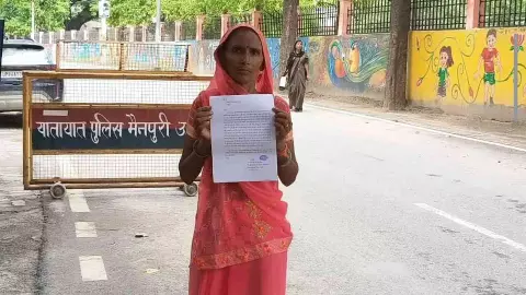 Mainpuri News: महिला ने डीएम से लगाई न्याय की गुहार, जमीन पर अवैध कब्जे और रिश्वत लेने का आरोप Mainpuri News: महिला ने डीएम से लगाई न्याय की गुहार, जमीन पर अवैध कब्जे और रिश्वत लेने का आरोप