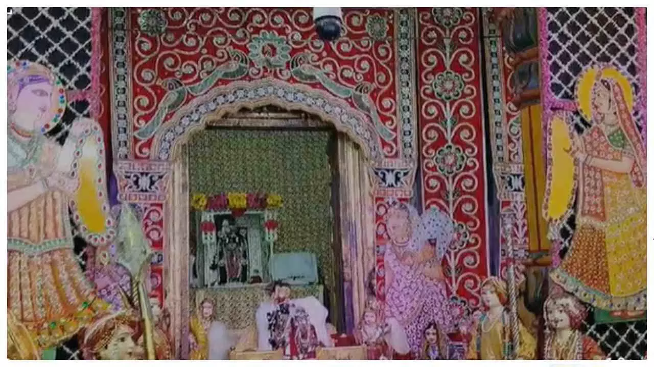 Mathura News: द्वारकाधीश मंदिर के फूल बंगले में महेश पाठक ने ठाकुर जी के चरणों में मनाया जन्मदिन Mathura News: द्वारकाधीश मंदिर के फूल बंगले में महेश पाठक ने ठाकुर जी के चरणों में मनाया जन्मदिन