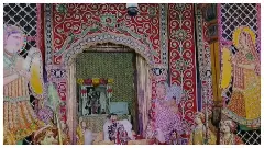 Mathura News: द्वारकाधीश मंदिर के फूल बंगले में महेश पाठक ने ठाकुर जी के चरणों में मनाया जन्मदिन