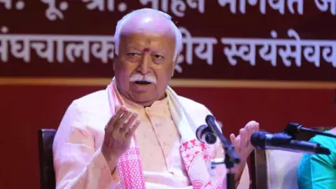 पहले तारीफ, अब नसीहत... Gen-Z पर आखिर ऐसा क्यों बोले मोहन भागवत, छेड़ दी नई बहस! पहले तारीफ, अब नसीहत... Gen-Z पर आखिर ऐसा क्यों बोले मोहन भागवत, छेड़ दी नई बहस!