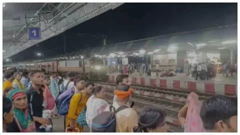 Mathura मुड़िया पूर्णिमा मेले में उमड़ा जनसैलाब, मथुरा जंक्शन बना श्रद्धालुओं का प्रमुख प्रवेश द्वार