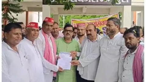 Mainpuri News: जौहर विश्वविद्यालय के 38 भवनों पर नोटिस के विरोध में सौंपा गया ज्ञापन Mainpuri News: जौहर विश्वविद्यालय के 38 भवनों पर नोटिस के विरोध में सौंपा गया ज्ञापन