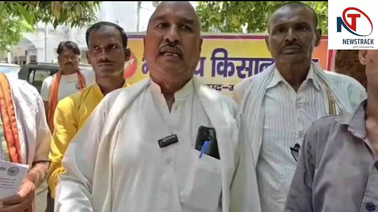 Mahoba News:मूंगफली बीज वितरण में धांधली, किसानों ने डीएम से की 10 हजार कुंतल घोटाले की जांच की मांग