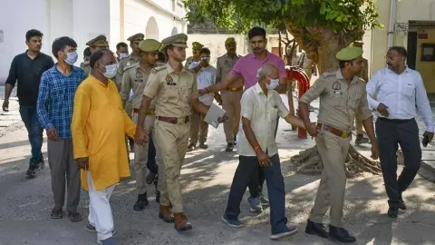राम मंदिर चढ़ावा चोरी मामला: जेल में आरोपियों पर कड़ी निगरानी, सिर्फ 10 रक्त संबंधी ही मिल सकेंगे राम मंदिर चढ़ावा चोरी मामला: जेल में आरोपियों पर कड़ी निगरानी, सिर्फ 10 रक्त संबंधी ही मिल सकेंगे