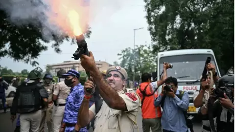 दिल्ली प्रदर्शन में छात्रों पर फायर किए इलेक्ट्रिकल और नॉन-इलेक्ट्रिकल शेल! जानिए क्या हैं और कैसे करते हैं काम