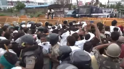 भोपाल में भारी बवाल! CM आवास घेरने को जूटे किसानों का उग्र प्रदर्शन, भारी संख्या में फोर्स तैनात भोपाल में भारी बवाल! CM आवास घेरने को जूटे किसानों का उग्र प्रदर्शन, भारी संख्या में फोर्स तैनात