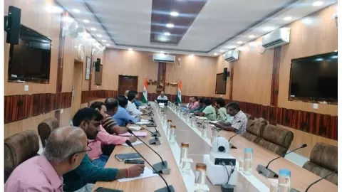 Jhansi DRM gives strict instructions to contractors on compliance with labor rules
