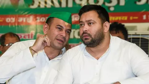 क्या खत्म हो गई तेज प्रताप-तेजस्वी की नाराजगी? जेल से रिहा होते ही राबड़ी आवास पर मिले लालू के दोनों लाल क्या खत्म हो गई तेज प्रताप-तेजस्वी की नाराजगी? जेल से रिहा होते ही राबड़ी आवास पर मिले लालू के दोनों लाल