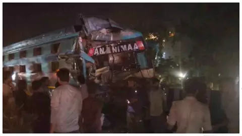 Jhansi News: खड़े ट्रक से टकराई यात्री बस, चालक समेत 2 की मौत, 3 गंभीर घायल