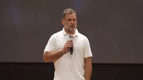 राहुल गांधी ने मांग लिया अमित शाह का इस्तीफा, प्रेस कांफ्रेंस में सरकार पर जमकर बरसे, दिखाईं 5 तस्वीरें राहुल गांधी ने मांग लिया अमित शाह का इस्तीफा, प्रेस कांफ्रेंस में सरकार पर जमकर बरसे, दिखाईं 5 तस्वीरें