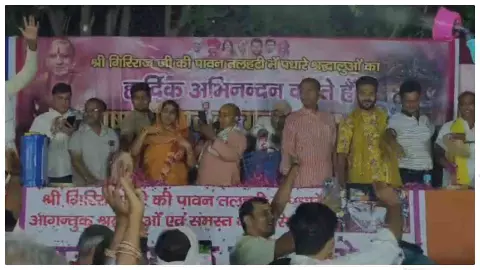 Mathura News : मुड़िया मेले में श्रद्धालुओं पर पुष्प वर्षा, गुलाब जल और इत्र से हुआ भव्य स्वागत