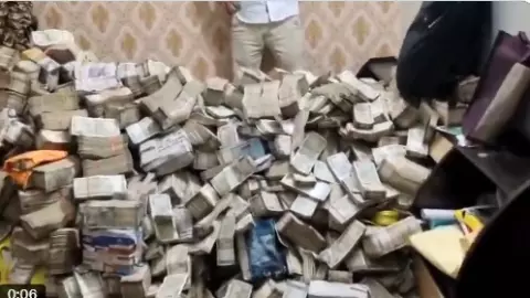धनबाद में ED का बड़ा एक्शन: कोयला माफियाओं पर छापेमारी, 600 करोड़ से अधिक की संपत्ति का खुलासा धनबाद में ED का बड़ा एक्शन: कोयला माफियाओं पर छापेमारी, 600 करोड़ से अधिक की संपत्ति का खुलासा