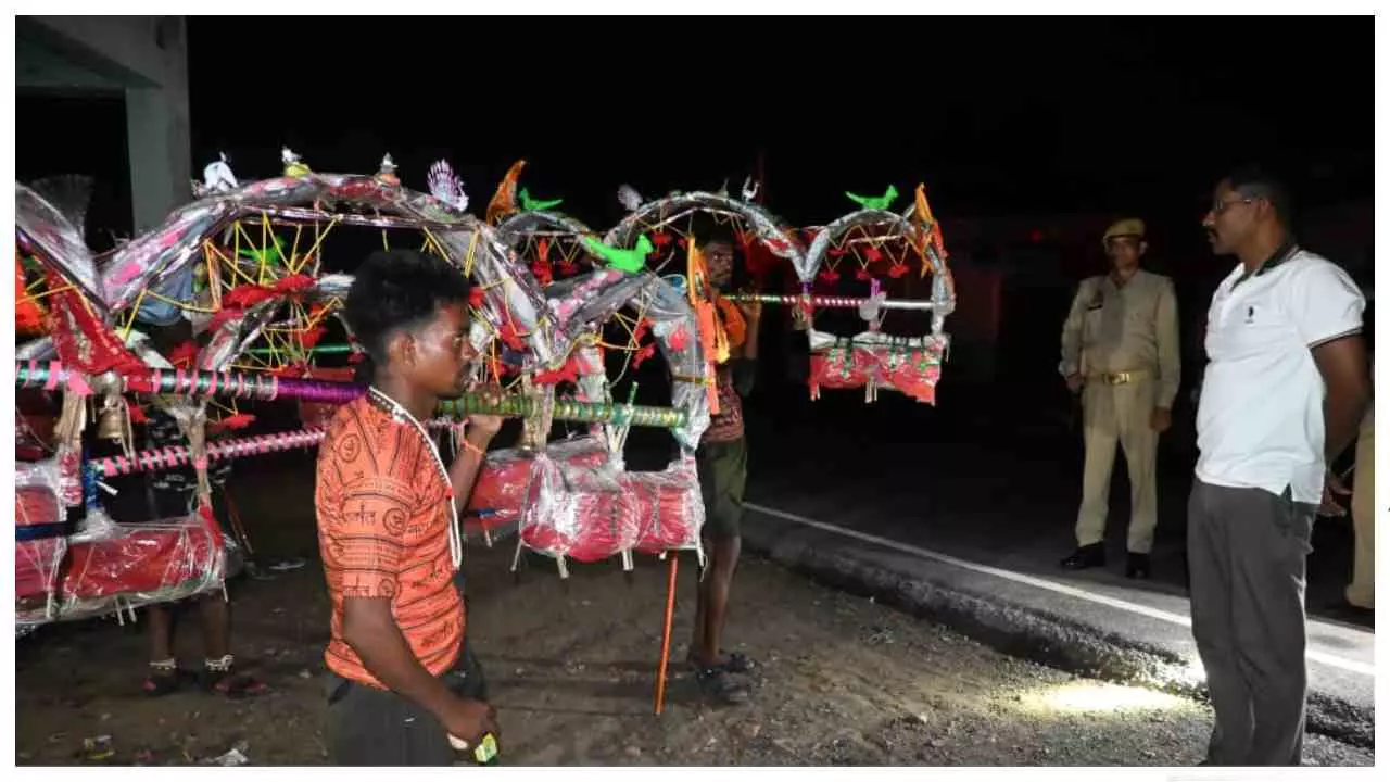 Etah News: एसएसपी, ने रात्रि गश्त कर कांवड़ियों से सीधा संवाद कर दिलाया सुरक्षा का भरोसा Etah News: एसएसपी, ने रात्रि गश्त कर कांवड़ियों से सीधा संवाद कर दिलाया सुरक्षा का भरोसा