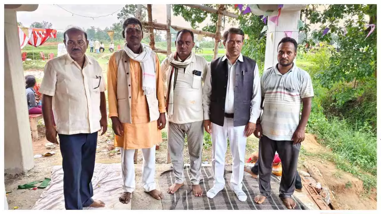 Chandauli News: गुरु पूर्णिमा पर टिकुरिया गांव में शिवलिंग की स्थापना, देर रात तक गूंजे भजन-कीर्तन Chandauli News: गुरु पूर्णिमा पर टिकुरिया गांव में शिवलिंग की स्थापना, देर रात तक गूंजे भजन-कीर्तन