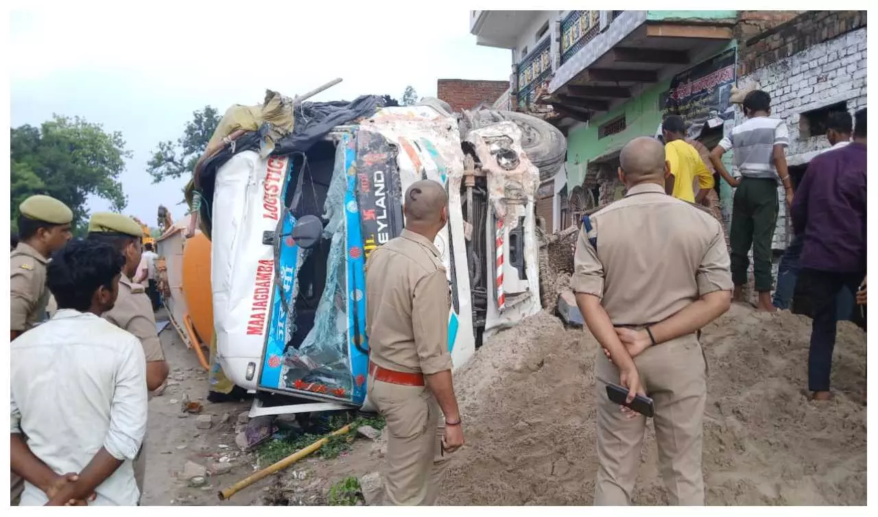 Intrusion into unruly container houses, four houses damaged, father-son killed