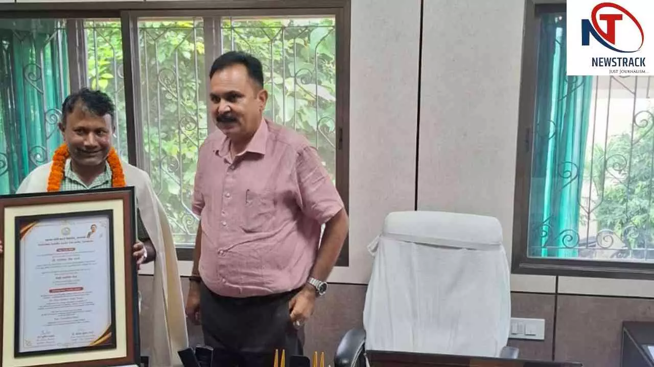 Chandauli News: उत्कृष्ट शिक्षक सम्मान मिलने पर कॉलेज में प्रो. दयाशंकर सिंह यादव का हुआ सम्मान