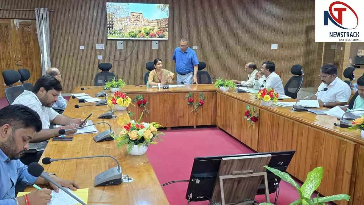Jhansi News: नगरीय निकायों को नालों की सफाई प्रमाणित करने के निर्देश, एडीएम ने कसे पेच